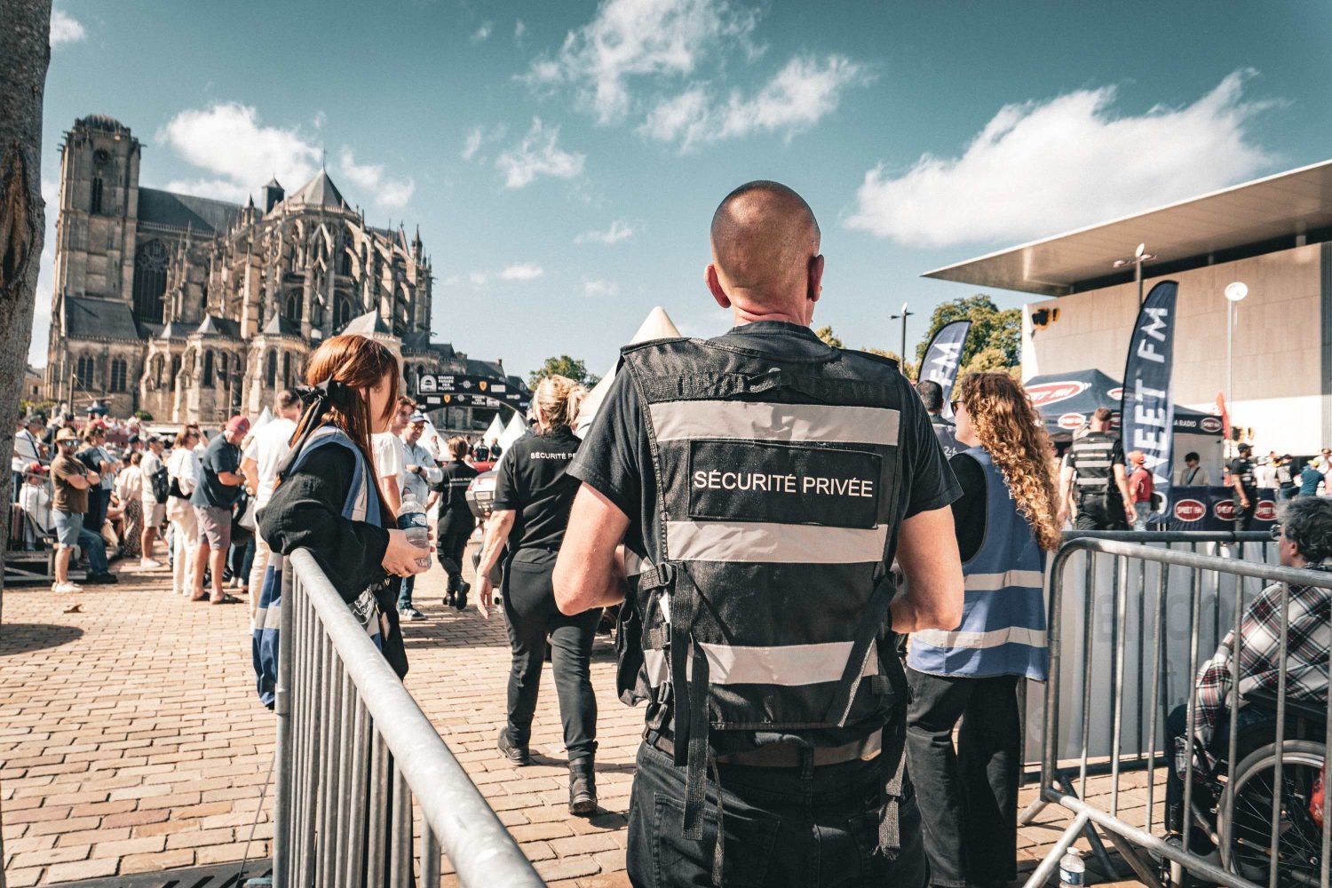 Agent en surveillance devant la cathédrale du Mans